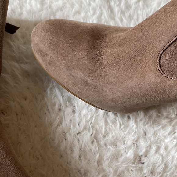 New with flaw UGG taupe suede bootie western heeled - Picture 8 of 13